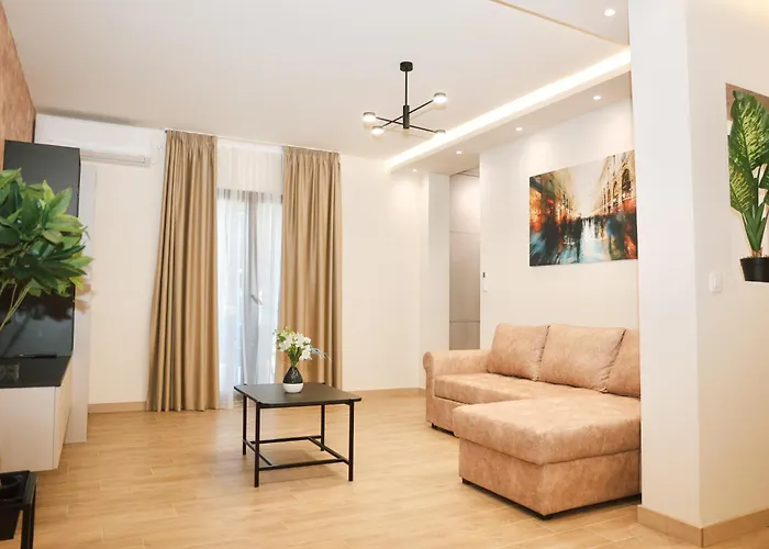 Apartments N & S - Private Parking & 1 Minute To The Beach