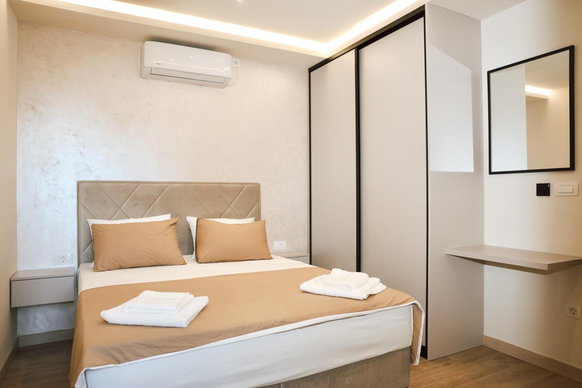 N & S - Private Parking & 1 Minute To The Apartment *