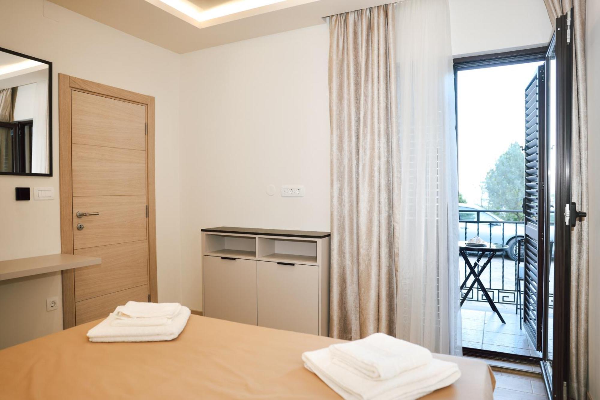 N & S - Private Parking & 1 Minute To The Apartment Herceg Novi