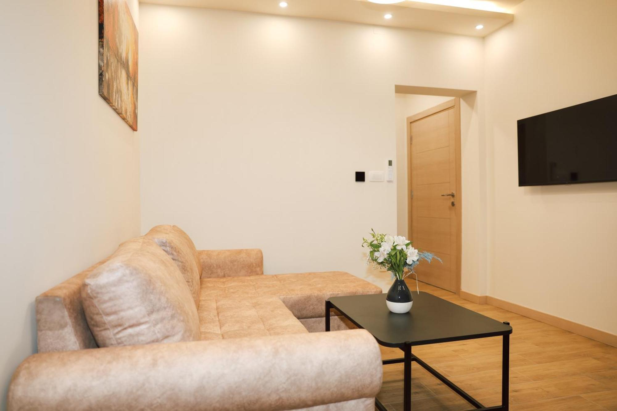 Apartment N & S - Private Parking & 1 Minute To The