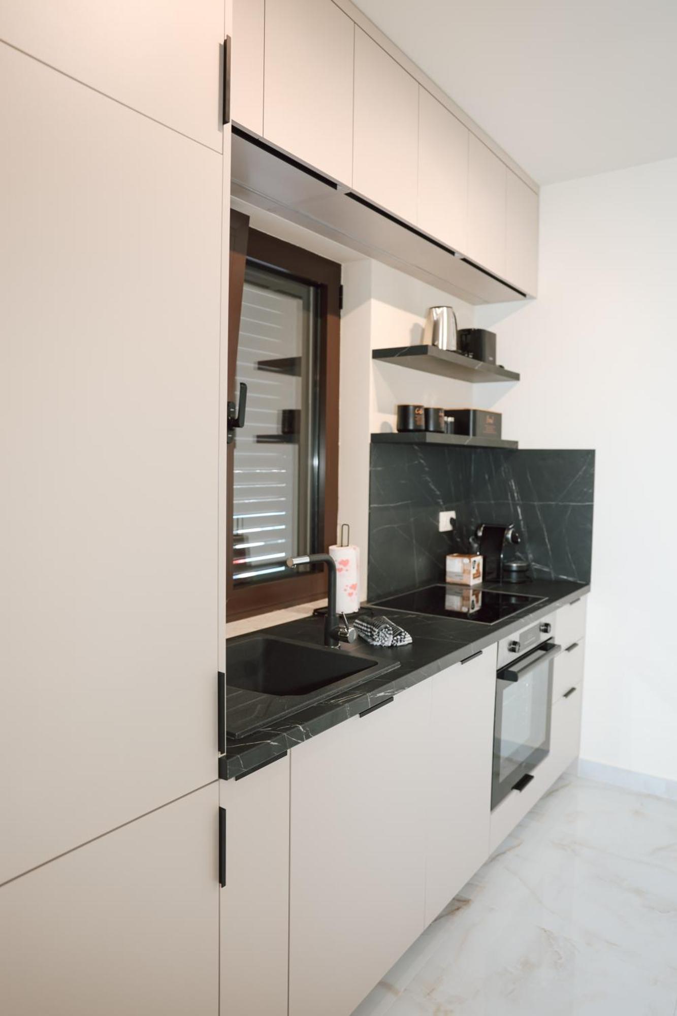 N & S - Private Parking & 1 Minute To The Apartment