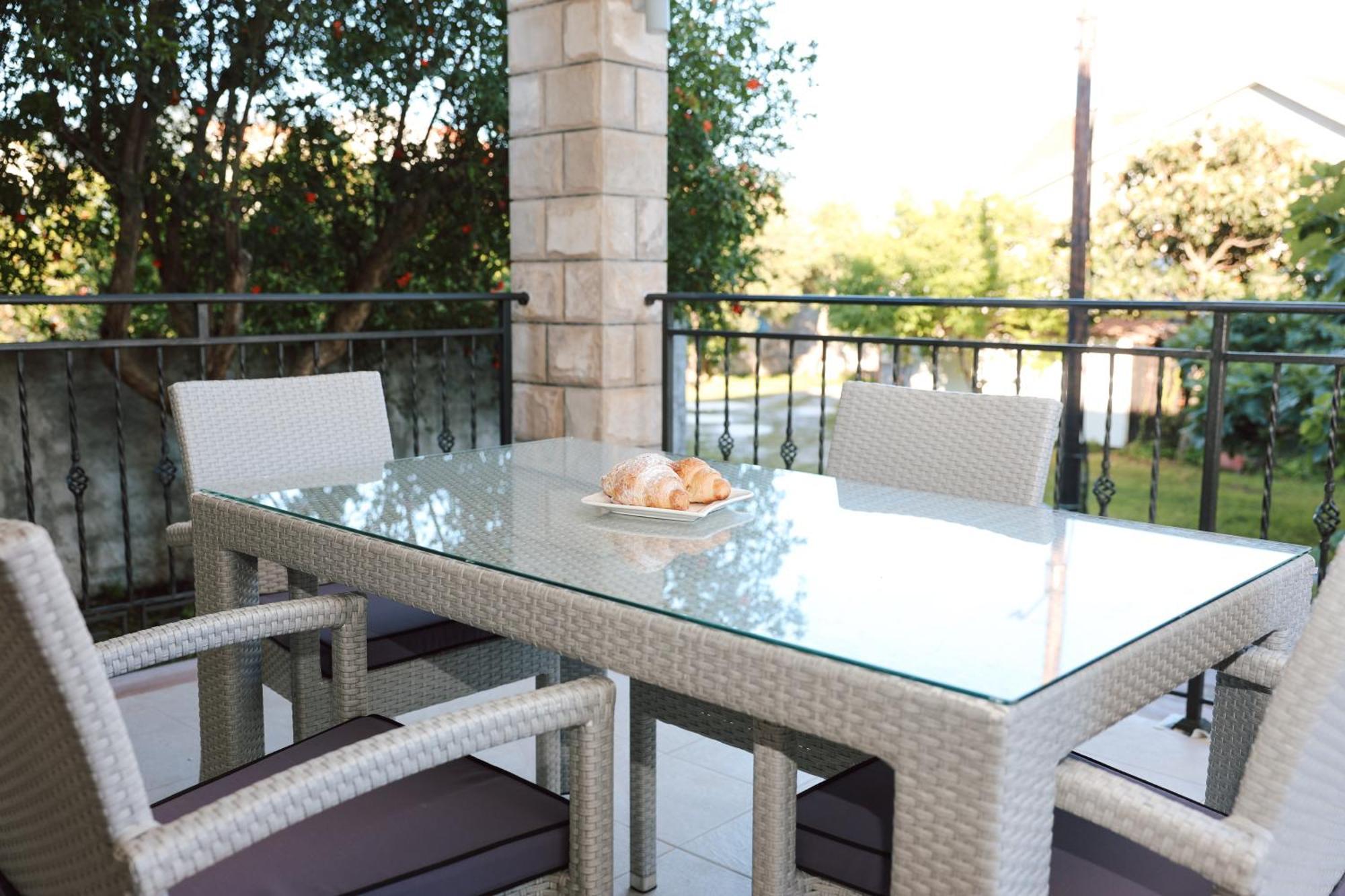 N & S - Private Parking & 1 Minute To The Apartment Herceg Novi