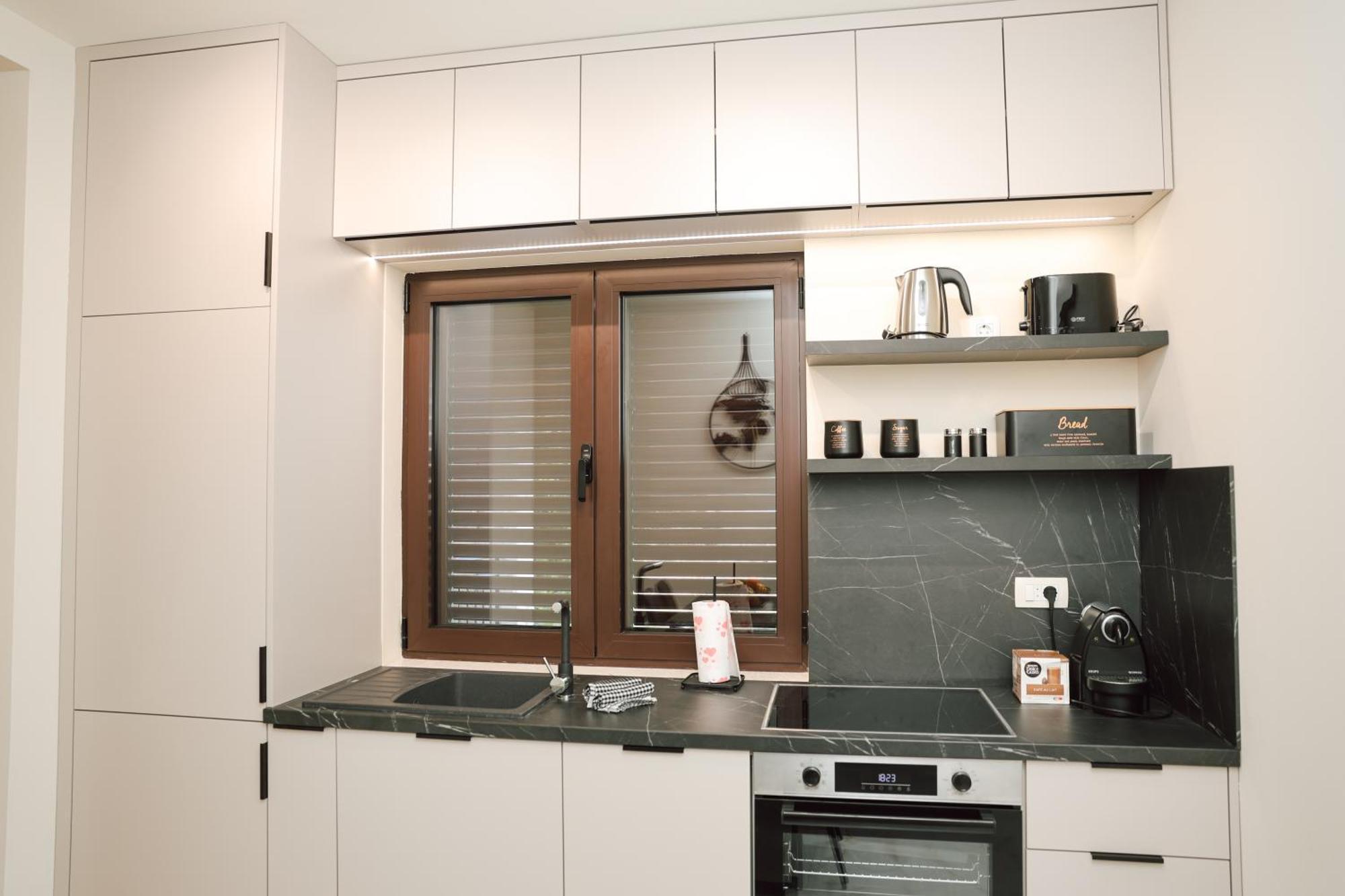 N & S - Private Parking & 1 Minute To The Apartment *