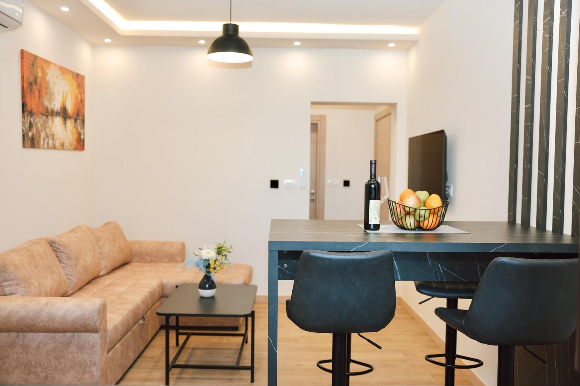 N & S - Private Parking & 1 Minute To The Herceg Novi