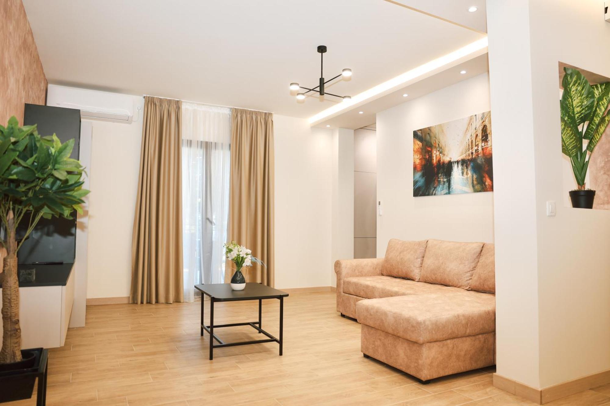 N & S - Private Parking & 1 Minute To The Apartment *