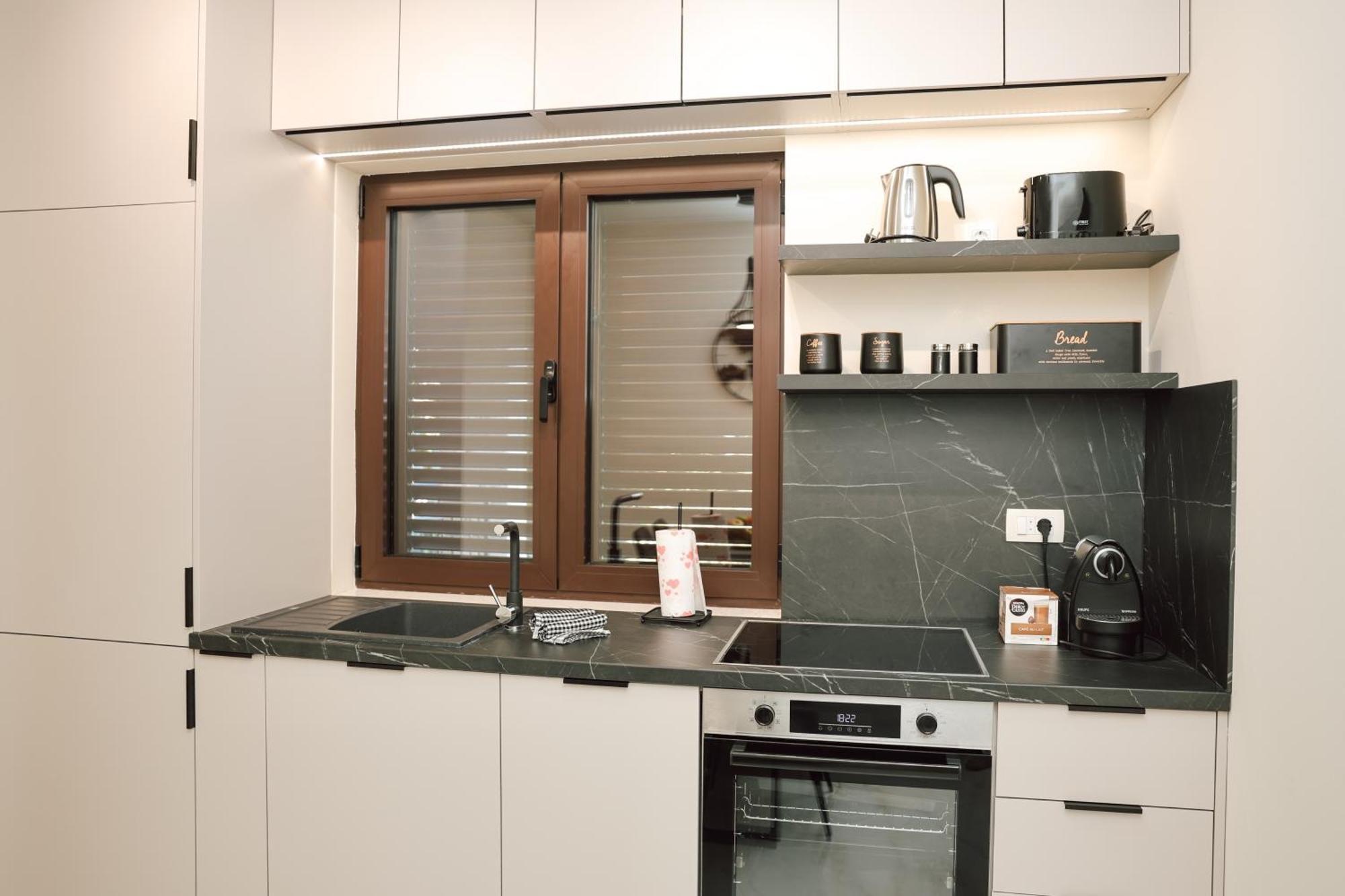 N & S - Private Parking & 1 Minute To The Herceg Novi