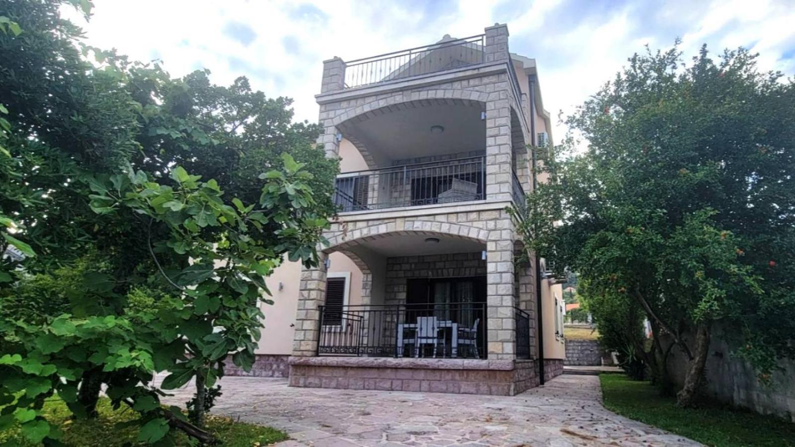 N & S - Private Parking & 1 Minute To The Apartment